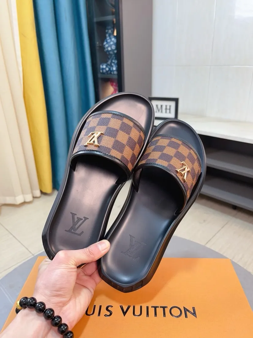 Men's shoes 💰260🌹🌹 (lv-Louis Vuitton) new men's sandals, high-end boutique, exquisite embossed logo decoration on the upper, fine workmanship, super soft soles, casual, loose and comfortable, a must-have in summer! \nsize：38-44
